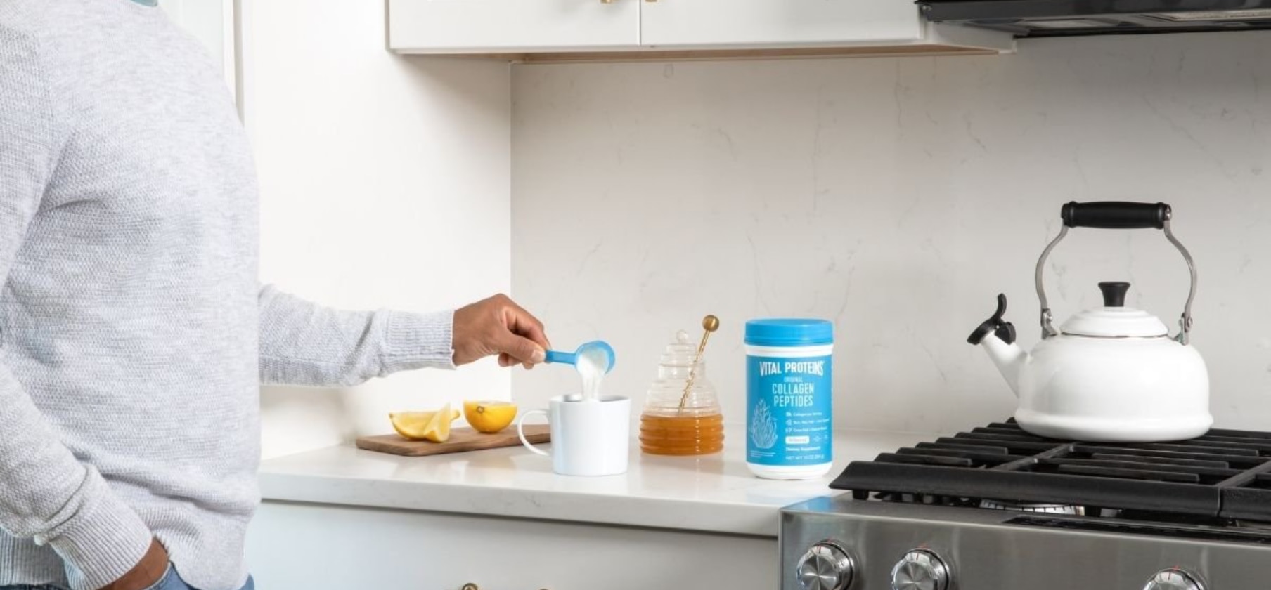 Homme prenant une boisson au collagène dans une cuisine