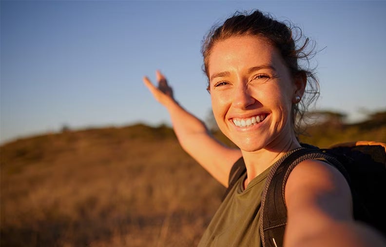 Femme souriante et heureuse